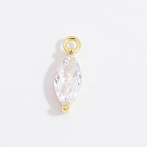Dettaglio del ciondolo con gemma taglio marquise trasparente e montatura dorata con anello