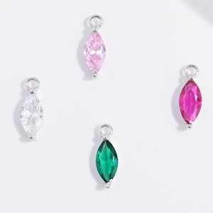Dettaglio di ciondoli multicolore con taglio marquise in rosa, bianco, verde e rosso