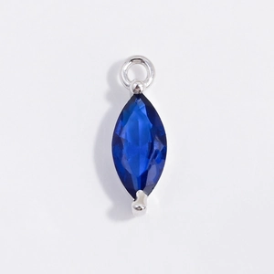 Macro di un ciondolo con gemma blu scuro taglio marquise e montatura in argento S925