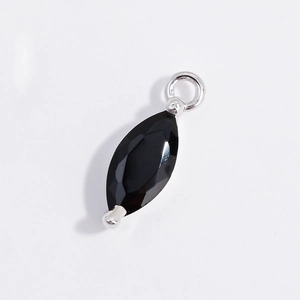 Dettaglio macro del ciondolo a marquise con pietra nera e castone in argento lucido