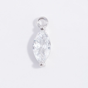 Dettaglio macro del ciondolo marquise in argento sterling S925 con zircone scintillante