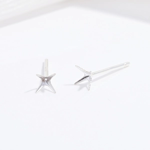 Gros plan sur les supports de boucles d'oreilles 4 griffes en argent S925 pour bijoux