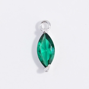 Dettaglio del ciondolo marquise con gemma verde e gancio in argento lucido