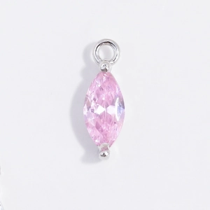 Vista dettagliata del ciondolo in cristallo rosa taglio marquise in argento sterling