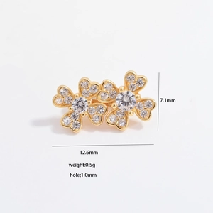 Detalle de cuenta de doble flor en plata S925 dorada con circonitas para joyería DIY