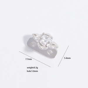 Vista macro de cuenta espaciadora de plata S925 con circón y medidas de 7,7x5,4mm