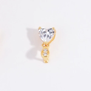 Dettaglio del ciondolo a cuore in argento S925 con zircone e finitura dorata