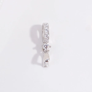 Dettaglio del gancio per pendente in argento S925 con pavé di cristalli di zircone lucidi