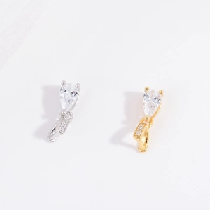 Macro di ciondoli a goccia in argento e oro con dettaglio chiusura in zirconia cubica