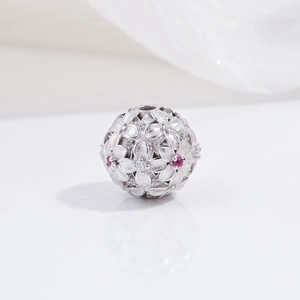Makro-Detail von S925 Sterling Silber Hohlblumen-Charm mit roten Zirkonia-Kristallen