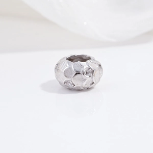 Makroaufnahme der S925 Sterlingsilber Hohlblumenperle mit Schuppen und Zirkonia