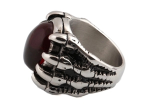 Macro-opname van de drakenklauw ring met grote ovale rode edelsteen in detail