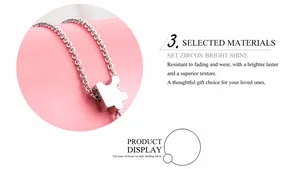 Dettaglio ravvicinato del ciondolo a puzzle in argento sterling S925 con incisione