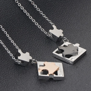 Set di collane puzzle per coppia in oro rosa e nero con piccolo diamante incastonato