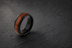 Vista dettagliata di un anello nero da 8 mm con un intarsio continuo in venatura del legno