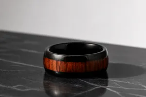Dettaglio dell'anello in acciaio inossidabile da 8 mm con intarsio in legno e finitura lucida