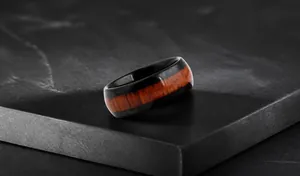 Dettaglio dell'anello in acciaio inossidabile da 8mm con intarsio in legno e bordi neri