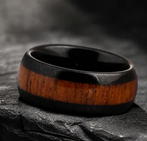 Dettaglio macro dell'anello in acciaio nero 8mm con intarsio in venatura del legno