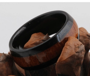 Dettaglio macro dell'anello in acciaio da 8mm con inserto in legno vintage e bordi neri