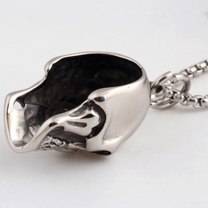 Colgante de máscara de calavera punk vintage en plata antigua con cadena cuadrada texturizada