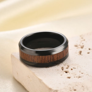 Anello in acciaio inossidabile nero da 8mm con intarsio in legno di noce naturale