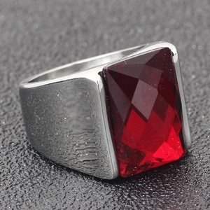 Bague vintage pour homme en acier titane argenté sertie d'une grande pierre rouge rectangulaire