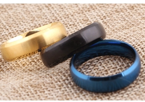 Gros plan détaillé de bagues minimalistes de 6mm avec bords biseautés en or noir et bleu