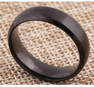 Vue détaillée à 45 degrés d'une bague minimaliste de 6mm en acier titane noir bombé