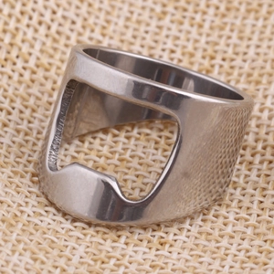 Vielseitiger Bierflaschenöffner-Ring aus Edelstahl in Silber aus einem 45-Grad-Winkel