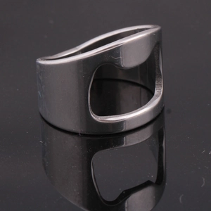 Minimalistischer Flaschenöffner-Ring aus Edelstahl mit poliertem Silber auf schwarzem Grund