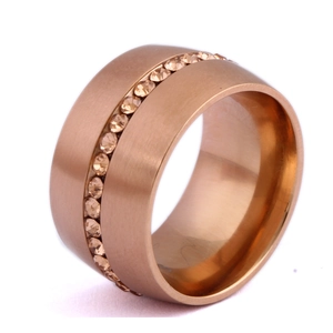 Detail van 14mm roségouden roestvrijstalen ring met geborstelde afwerking en kristallen