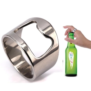 Detailansicht eines silbernen Flaschenöffner-Rings aus Edelstahl an einer Flasche