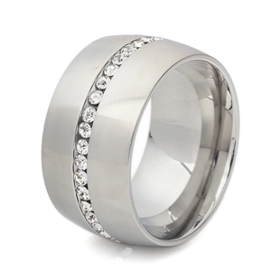 Detail van 14mm brede stalen ring met ingelegde zirkonia en een geborstelde metalen afwerking