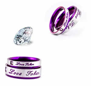 Détail de la gravure Love Token sur des bagues de couple en acier et violet