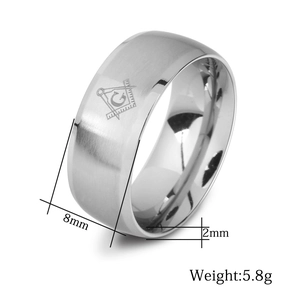Dettaglio anello massonico da 8mm con logo G inciso al laser e finitura spazzolata