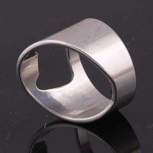 Poliertes Flaschenöffner-Ring aus Edelstahl Makroansicht auf schwarzem Hintergrund