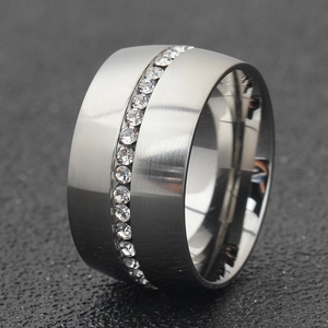 Detailopname van 14mm geborstelde roestvrijstalen ring met een rij witte zirkoniasteentjes