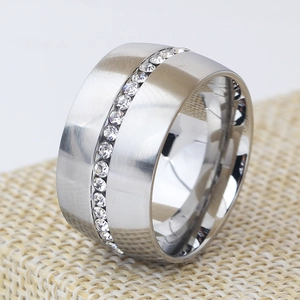 Macro-opname van 14mm geborstelde roestvrijstalen ring met een rij heldere zirkoniasteentjes