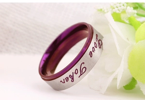 Détail d'une bague en acier brossé avec gravure Love Token et anneau intérieur violet