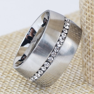 Detailopname van 14mm geborstelde roestvrijstalen ring met een rij ronde zirkoniasteen