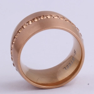 Detail van 14mm roségouden roestvrijstalen ring met fonkelende ingelegde diamanten