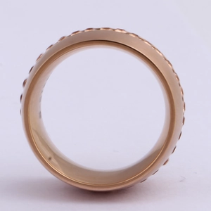 Macro-opname van roségouden roestvrijstalen ring met S925-gravure en getextureerde randen