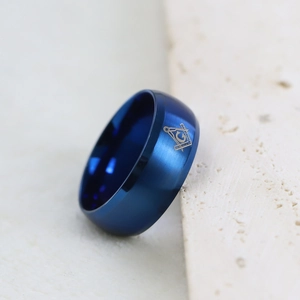 Macro di anello 8mm in acciaio blu con logo massonico dorato su base in pietra naturale