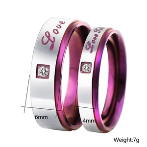 Ensemble de bagues de couple en acier inoxydable avec intérieur violet et gravure Love