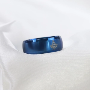 Dettaglio dell'anello massonico blu scuro con bussola incisa e simbolo della G