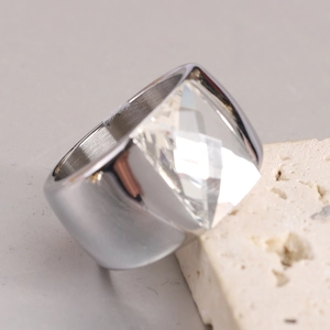 Bague large 14mm en acier inoxydable avec une grande pierre en cristal clair facetté