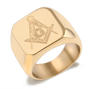 Détail d'une bague chevalière maçonnique dorée avec le symbole de l'équerre et du compas