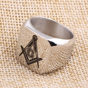 Détail macro d'une bague maçonnique en acier inoxydable argenté avec symbole G gravé