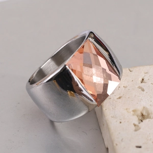 Détail d'une bague en acier inoxydable de 14 mm avec un verre carré couleur champagne