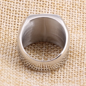 Vue détaillée d'une bague large en acier inoxydable argenté avec intérieur brossé